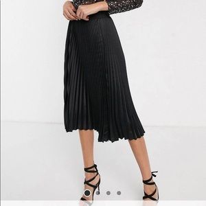 Pleated Midi Skirt in Black